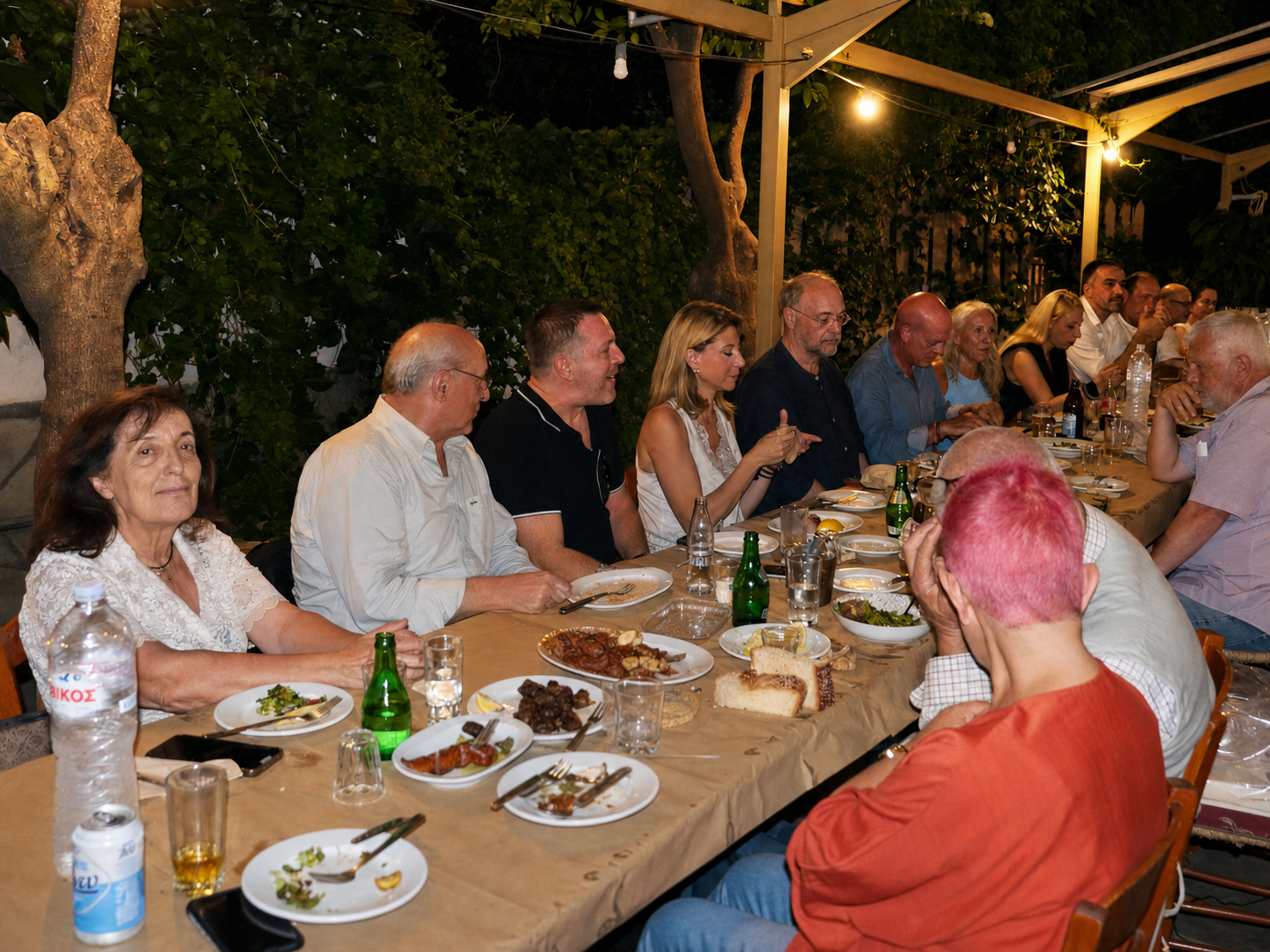 Μέλη της Κίνησης στο κοινό τραπέζι στην «Κρήνη».