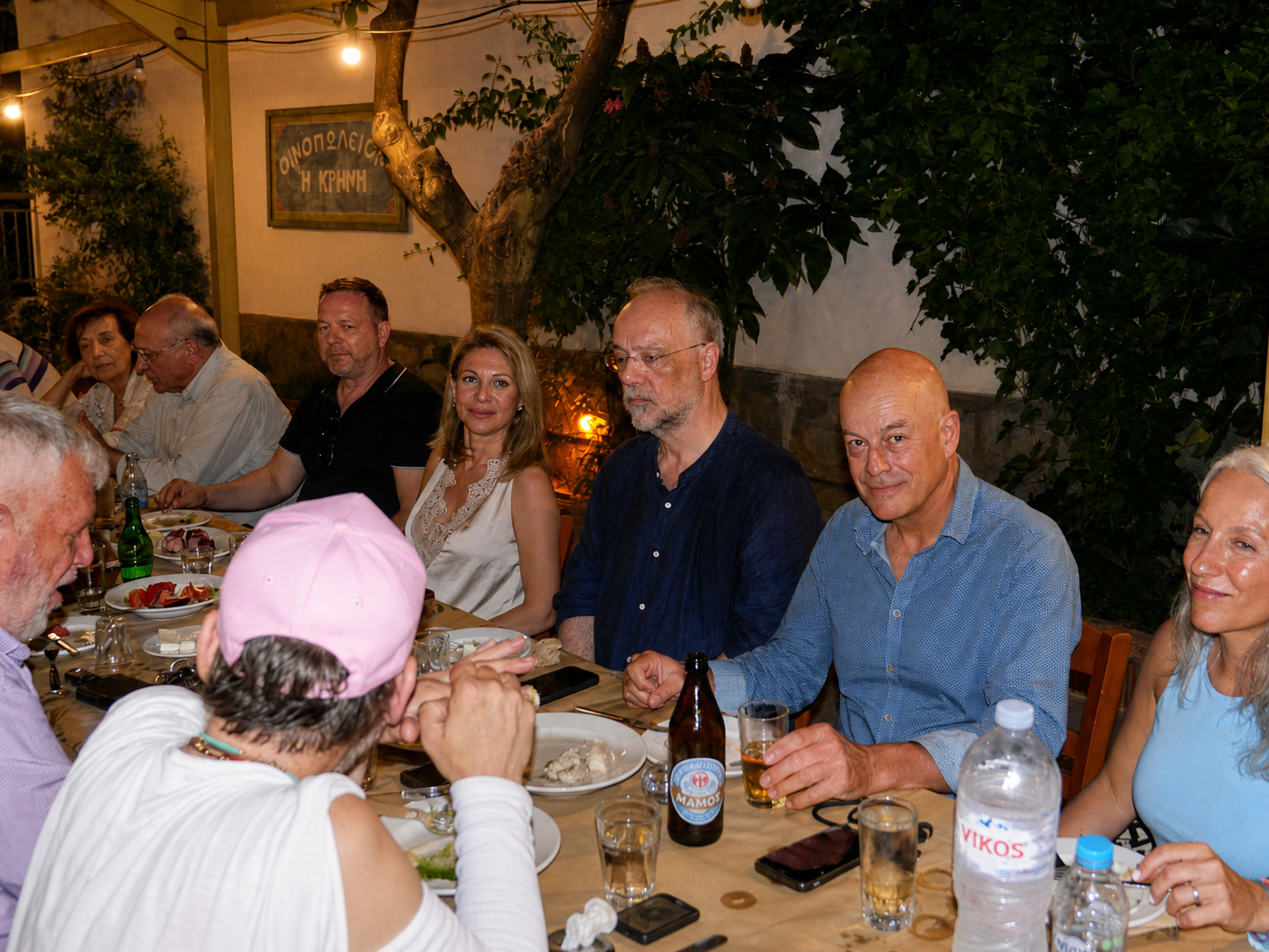 Η Μαρία Καρυστιανού και μέλη της Κίνησης στο κοινό τραπέζι.